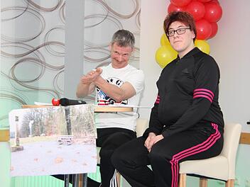 Das Vater-Sohn-Duo Philipp und Roland Bötsch gönnt sich als Ehepaar, am Winner Bänkle eine Rast vom Joggen und sprach über die verschiedenen Vorstellungen der idealen Sportart, über das Abnehmen und allerlei lokale Themen.  Foto: Matthias Nöth