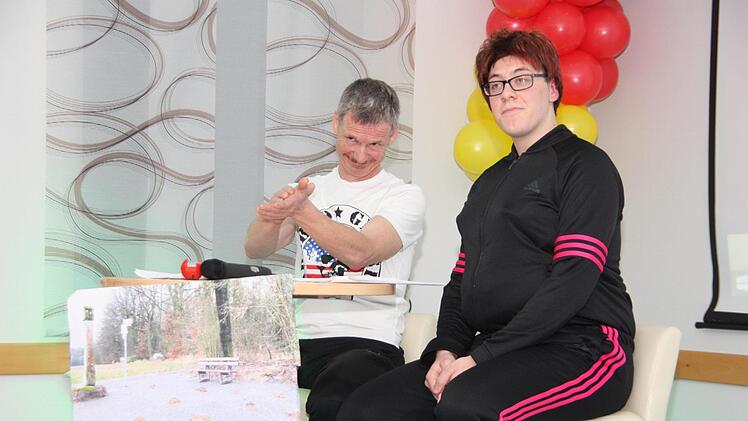 Das Vater-Sohn-Duo Philipp und Roland Bötsch gönnt sich als Ehepaar, am Winner Bänkle eine Rast vom Joggen und sprach über die verschiedenen Vorstellungen der idealen Sportart, über das Abnehmen und allerlei lokale Themen.  Foto: Matthias Nöth