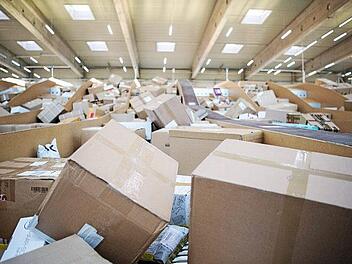 Pakete in einem Paketzentrum von DHL. Obwohl Onlinehändler in der Corona-Krise deutlich mehr Bestellungen verschickt haben, kamen nach einer Studie der Universität Bamberg verhältnismäßig wenig Pakete wieder zurück. Foto: Tom Weller, dpa