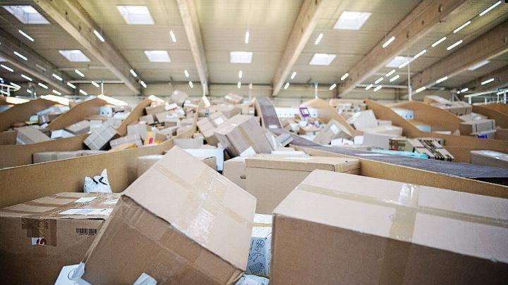 Pakete in einem Paketzentrum von DHL. Obwohl Onlinehändler in der Corona-Krise deutlich mehr Bestellungen verschickt haben, kamen nach einer Studie der Universität Bamberg verhältnismäßig wenig Pakete wieder zurück. Foto: Tom Weller, dpa