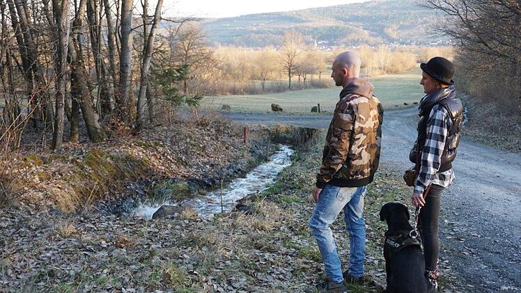 Justin und Ramona Koob mit Hündin Kira zeigen wo ihr Hund Bruno offenbar einen Giftköder gefressen hat. Sie können noch gar nicht fassen, dass ihr vierbeiniger Gefährte nicht mehr ist. Foto: Marion Eckert