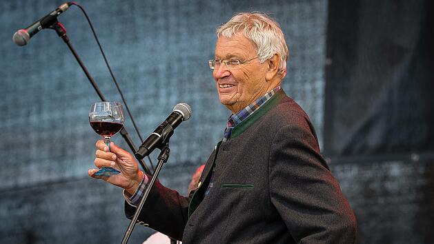 Mit einem Glas Rotwein erkl&auml;rte Gerhard Polt seine Vorliebe f&uuml;r franz&ouml;sische Weine. Foto: Martina Mueller