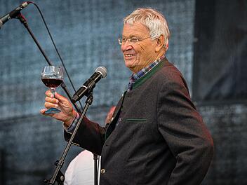 Mit einem Glas Rotwein erklärte Gerhard Polt seine Vorliebe für französische Weine. Foto: Martina Mueller