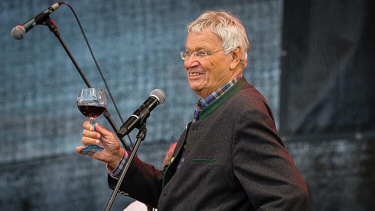Mit einem Glas Rotwein erklärte Gerhard Polt seine Vorliebe für französische Weine. Foto: Martina Mueller