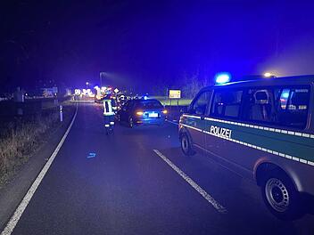 Auf der A9 durchbrachen zwei Männer zunächst mit ihrem Auto eine Polizeisperre und flüchteten anschließend zu Fuß. Mittlerweile konnten sie von der Polizei gefasst werden.