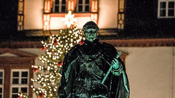 Stimmungsvolle Adventsbeleuchtung in Coburg: Albert-Denkmal auf dem MarktplatzFoto: Jochen Berger