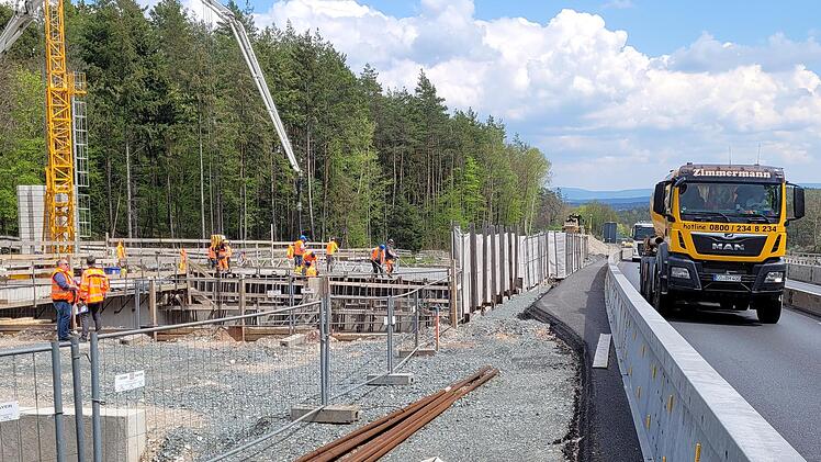 Mit Hochdruck finden derzeit Brückenbauarbeiten zwischen Thurnau und Neudrossenfeld entlang der Bestandstrasse (rechts) statt.