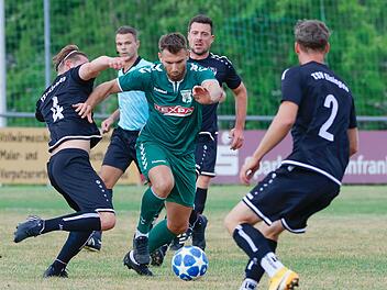 Der Großbardorfer Shaban Rugovaj (Mitte) lässt sich auch von drei Gegenspielern nicht aufhalten. Foto: Wolfgang Zink