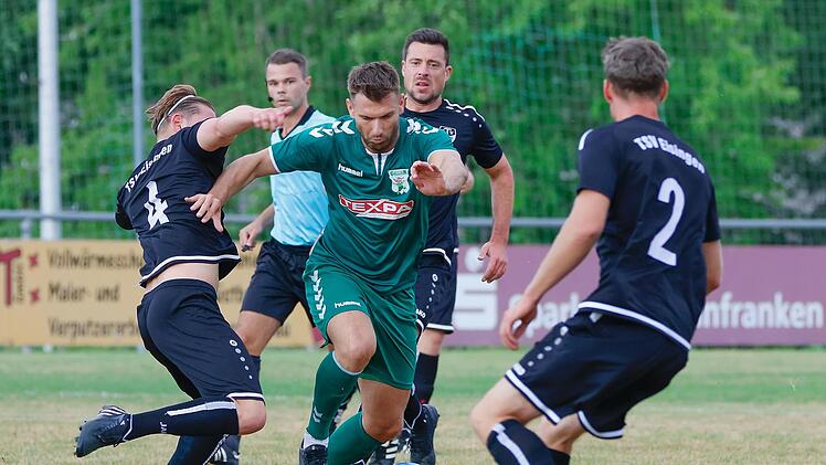 Der Großbardorfer Shaban Rugovaj (Mitte) lässt sich auch von drei Gegenspielern nicht aufhalten. Foto: Wolfgang Zink