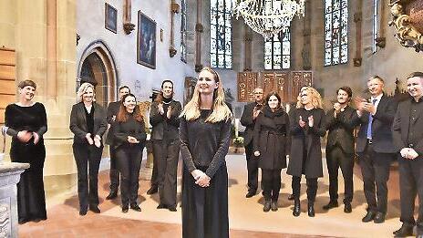 Unter der Leitung von Christiane Bütting (links) bot der kleine Chor mit den Solisten Sopranistin Bettina Meiners (vorne) und Bariton Benjamin Sattlecker (rechts) ein musikalisches Erlebnis auf höchstem Niveau.