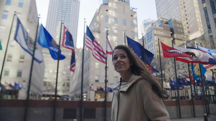 Elena Bruhn erlebt New York als Stadt der Gegensätze. Kein Wunder: In keiner Metropole leben so viele Millionäre und Milliardäre. Andererseits gibt es hier auch viel Armut, denn das Leben ist für normale Menschen und erst recht für Geringverdiener kaum bezahlbar.