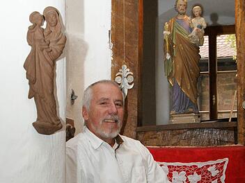 Reinhard Beichel mit einer Auswahl seiner Figurensammlung Foto: Arkadius Guzy