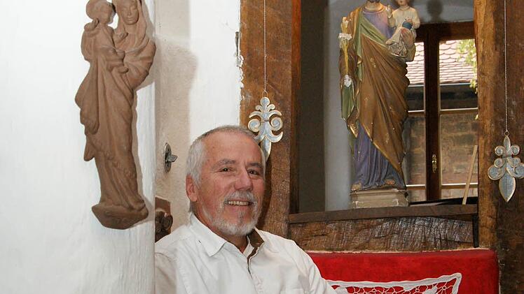 Reinhard Beichel mit einer Auswahl seiner Figurensammlung Foto: Arkadius Guzy