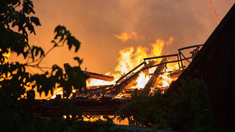 Am Dienstagnachmittag (06.08.2013) kam es in Aha zu einem Vollbrand einer Scheune. Der Brand wurde durch einen Blitzschlag ausgeloest. In der Scheune befanden sich zahlreiche Rinder, die aber noch rechtzeitig aus den Flammen befreit werden konnten. Personen kamen nach ersten Aussagen nicht zu Schaden. Insgesamt waren 150 Feuerwehrleute im Einsatz. Foto: News5 / Goppelt