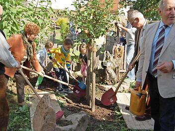 Kinder, Bürgermeister und Vertreter der Obst- und Gartenbauvereins pflanzten gemeinsam.  Foto: Straub