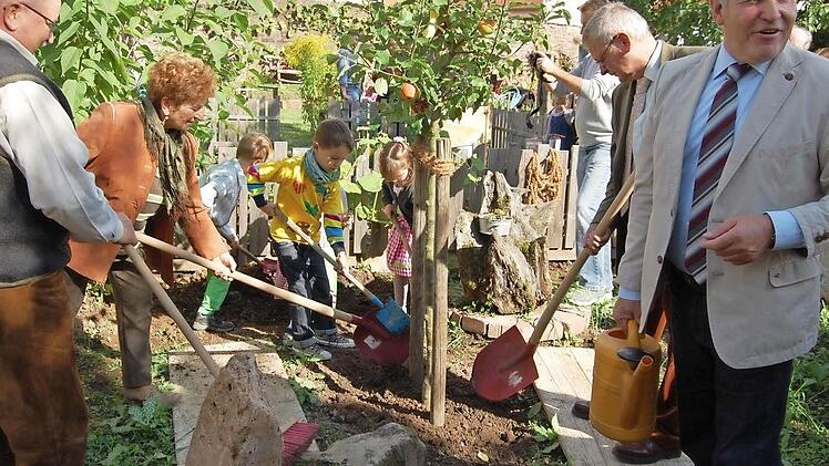 Kinder, Bürgermeister und Vertreter der Obst- und Gartenbauvereins pflanzten gemeinsam.  Foto: Straub