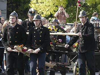 Die Handspritze von 1909 der Gößmannsberger Freiwilligen Feuerwehr beim Erntedankfest in Muggendorf zeigt, mit welchen Mitteln man früher löschte. Da war noch pure Handarbeit gefragt.