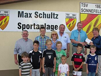 Namensgebung für die TSV-Sportanlage in Dankbarkeit für den langjährigen Gönner Max Schultz: Im Beisein junger Mitglieder würdigten (von links) Dritter Bürgermeister Friedrich Übelhack, Zweiter Vorsitzender Patrick Scheler, Christine und Edi Mühlherr, Bürgermeister Michael Keilich und Vorsitzender Dieter Reißenweber Max Schultz' Verdienste. Foto: Klaus Oelzner