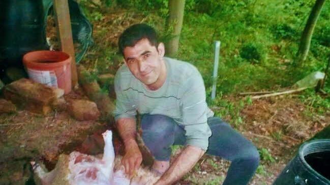 Fast wie daheim: Kari Ali bereitet ein Schaf zum Grillen vor. Foto: Beck