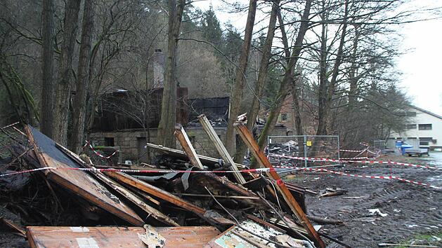 Von der Obdachlosenunterkunft im Dreibrunnenweg 34 ist nach dem Gro&szlig;brand am 20. Dezember nur Brandschutt und das gemauerte Untergeschoss &uuml;briggeblieben. Die Stadt will die Brandruine und die weiteren &Uuml;berreste schnellstm&ouml;glich wegr&auml;umen. Foto: Stephan Tiroch