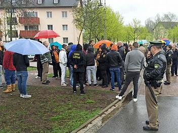 Auf 25 bis 30 Personen schätzt die Polizei die Zahl der Bewohner, die am Freitag ihrem Unmut Ausdruck gaben.  Foto: Polizei