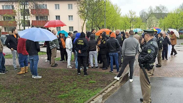 Auf 25 bis 30 Personen schätzt die Polizei die Zahl der Bewohner, die am Freitag ihrem Unmut Ausdruck gaben.  Foto: Polizei