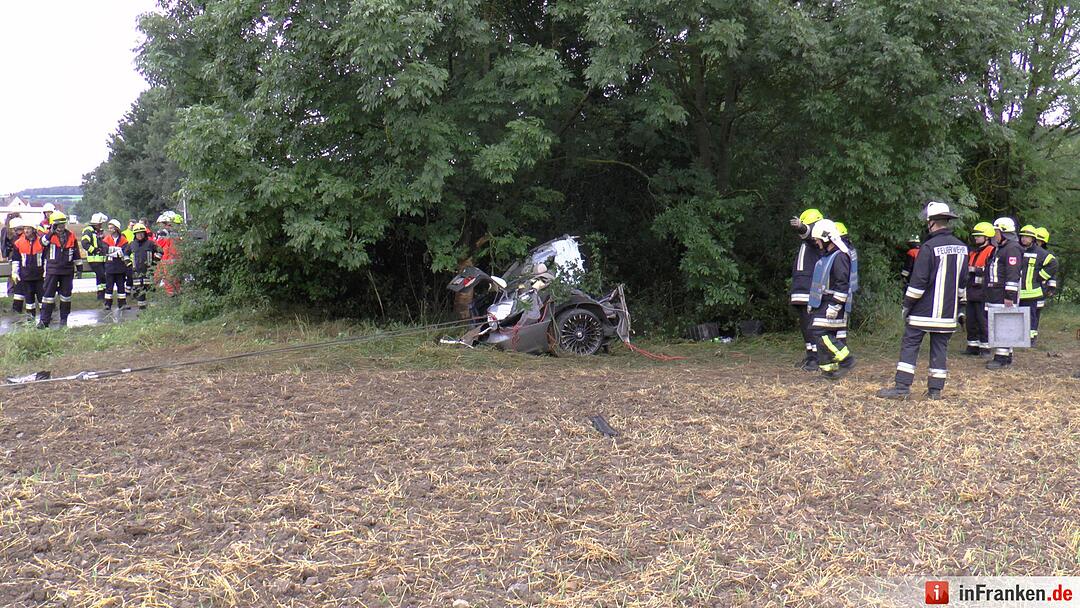 Fahrzeug bei Unfall in Frankenwinheim komplett zerstört