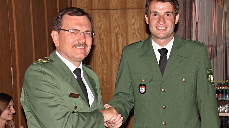 Ein Händedruck des Polizeipräsidenten Gerhard Kallert (links) und die Überreichung der Ernennungsurkunde machen den jungen POK Joachim Hupp zum Chef der PI Ebern.