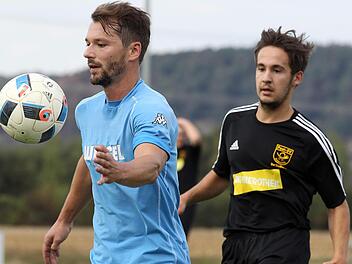 Der Trunstadter Daniel Probst (links) kommt vor dem Bamberger Miro Endres an den Ball. Fotos: sportpress