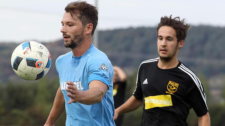 Der Trunstadter Daniel Probst (links) kommt vor dem Bamberger Miro Endres an den Ball. Fotos: sportpress