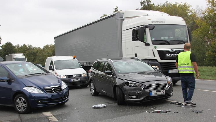 Ein Mitarbeiter des Marktes Küps, der zufällig vor Ort war, regelte den Verkehr. Foto: Andreas Schmitt