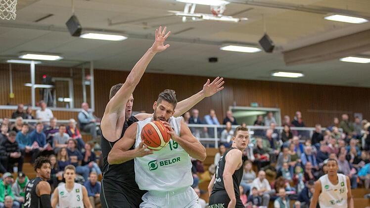 Der Baunacher Neuzugang Adam Pechazek versucht sich gegen Falcons-Center Robert Oehle durchzusetzen. Foto: Kilian Schmitt