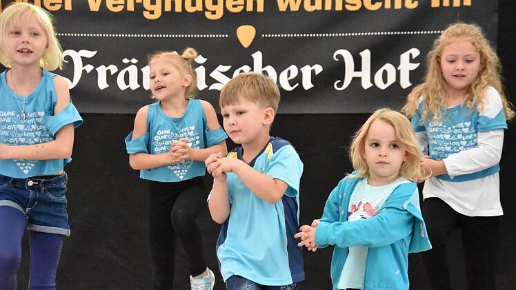 Die Tanzgruppen der Parkettfeger und der Arbeiterwohlfahrt unterhielten das Publikum im Festzelt mit schwungvollen Darbietungen. Foto: Uschi Prawitz