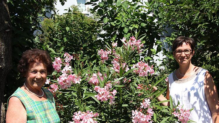 Auch der Orleander gedeiht im Kleinod der Faulhabers pr&auml;chtig, wie Karoline Faulhaber (rechts) und ihre Mutter Hildegard Engel finden.  Foto: Alexandra Kemnitzer