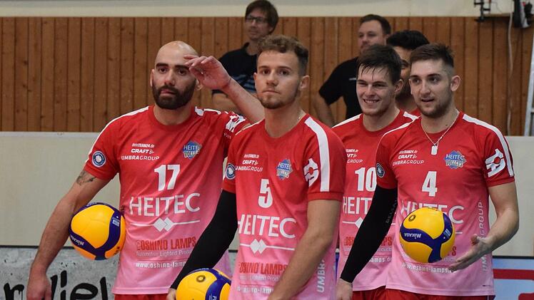 Die Eltmanner um Carlos Anthony und Jonas Sagstetter, Richard Peem&uuml;ller und Mirceau Peta (von links) warten weiter auf den ersten Sieg in der Volleyball-Bundesliga. Auch in K&ouml;nigs Wusterhausen ging das Team leer aus.  Foto: Dagmar Jaschen