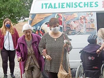 Nach Herzenslust Eis zu essen, war für die Gäste der Diakoniestation Weitramsdorf-Seßlach eine willkommene Abwechslung. Möglich machten das die Frauen vom Inner Wheel Club Coburg.  Foto: Helke Renner