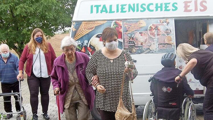 Nach Herzenslust Eis zu essen, war für die Gäste der Diakoniestation Weitramsdorf-Seßlach eine willkommene Abwechslung. Möglich machten das die Frauen vom Inner Wheel Club Coburg.  Foto: Helke Renner