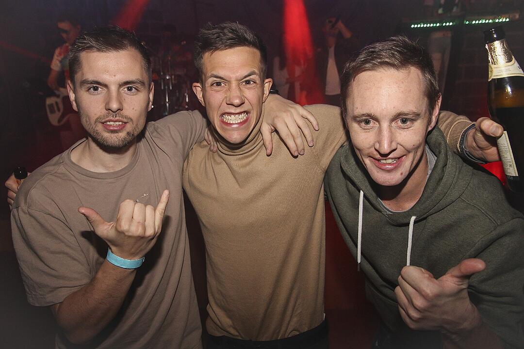 Die Partyband "Power" heizte ordentlich ein.