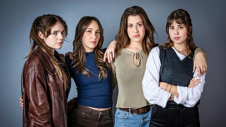 Gleich eine ganze Girlband bringen Dreamboys The Band mit ihrem Titel "Jeanie" auf die B&uuml;hne. Die vier Berliner Singer-Songwriterinnen setzen auf vertr&auml;umte Leichtigkeit, Satzgesang und erinnern ein bisschen an die Frauenband HAIM.