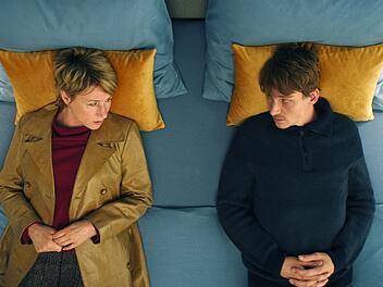 Marlene (Corinna Harfouch) und Fynn (Daniel Str&auml;&szlig;er) haben zwei grundverschiedene Weltansichten. In "Alles in bester Ordnung" (2022) m&uuml;ssen sie trotzdem lernen, miteinander klar zu kommen.