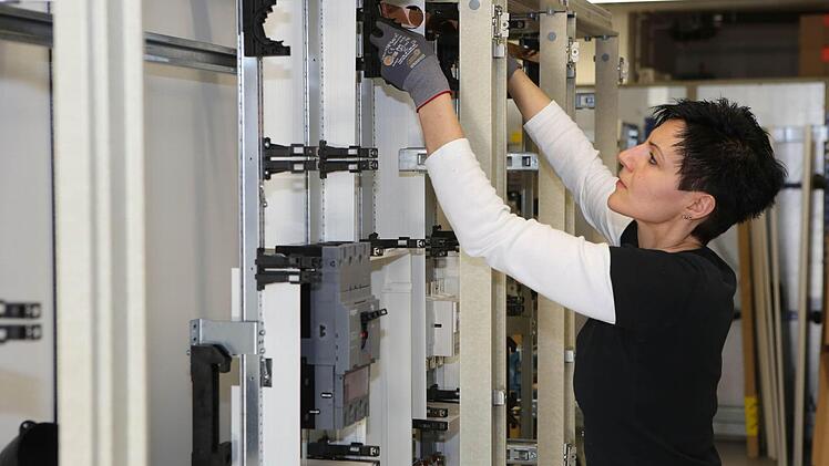 Ina Sachs ist der einzige weibliche Elektromonteur bei der Hundt GmbH.