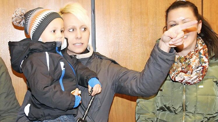 Mama Sonja Gesslein zeigt ihrem Sohn, wer den Schlüssel bekommt. Der Dreijährige hatte sich den Schlüssel geschnappt.