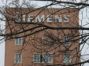 Nach den Baumängeln in der Erlanger Kochstraße und dem Verdacht auf PCB-Belastung in den "Philosophentümen" in der Bismarckstraße sucht die Universität Erlangen-Nürnberg eine neue Bleibe für die Philosophische Fakultät. Ziehen die Geisteswissenschaften in ein paar Jahren in den "Himbeerpalast", ein Gebäude von Siemens. Foto: Christian Bauriedel