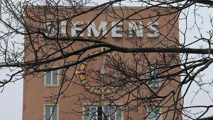Nach den Baumängeln in der Erlanger Kochstraße und dem Verdacht auf PCB-Belastung in den "Philosophentümen" in der Bismarckstraße sucht die Universität Erlangen-Nürnberg eine neue Bleibe für die Philosophische Fakultät. Ziehen die Geisteswissenschaften in ein paar Jahren in den "Himbeerpalast", ein Gebäude von Siemens. Foto: Christian Bauriedel