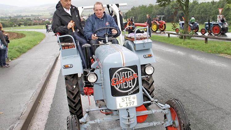 Vom Parkplatz unterhalb der Basilika Vierzehnheiligen setzte sich der Zug in Richtung Wallfahrtskirche in Bewegung. Hier Walter Mackert mit Bürgermeister Kohmann als Beifahrer.