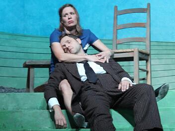Inka Weinand als Josie und Markus Schmädicke als James Tyrone jr. auf der Bühne der Stadthalle. Foto: Markus Häggberg