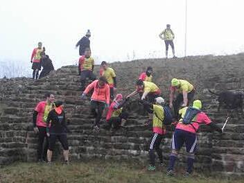 Gemeinsam geht es besser: Teamgeist wird beim BraveheartBattle-Trainingscamp gro&szlig; geschrieben. Foto: Barbara Enders