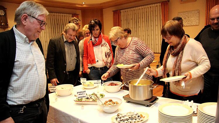 Erst gab es gesalzenen Fisch, dann gesalzene Reden.  Foto: Richard Sänger