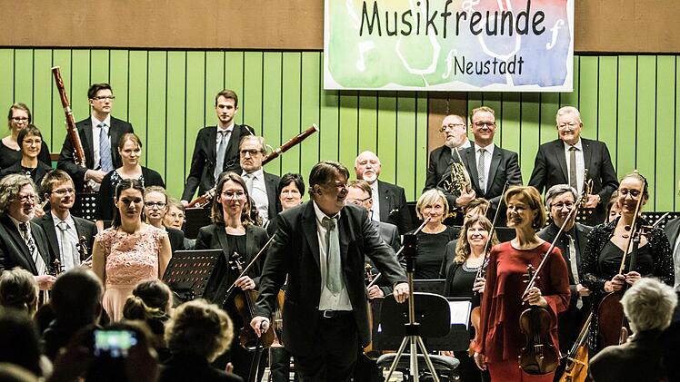 Das Orchester der Musikfreunde Neustadt unter Leitung von Hans Stähli beeindruckte mit seinem Sinfoniekonzert in der Mehrzweckhalle Heubischer Straße.Foto: Jochen Berger