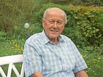 Ruhe und Entspannung findet Altbürgermeister Hermann Lankl in seinem Garten, den er mit viel Akribie hegt und pflegt. Am kommenden Sonntag vollendet er sein 80. Lebensjahr.  Foto: Martin Rebhan